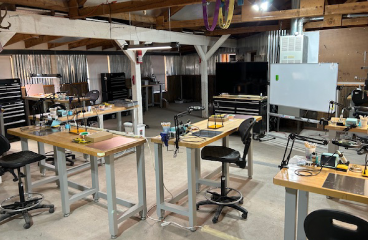 R2DAC training lab with workbenches and measurement equipment